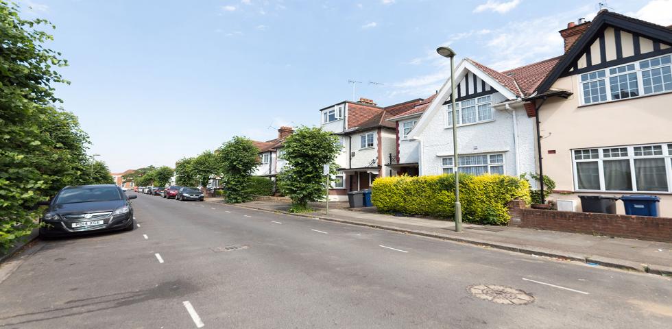 			4 Bedroom, 1 bath, 1 reception Flat			 Powis Gardens, GOLDERS GREEN 